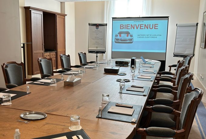 Formation en excellence relationnelle dans le luxe, dispensée par Guillaume Duprat, formateur expert en vente pour entreprise