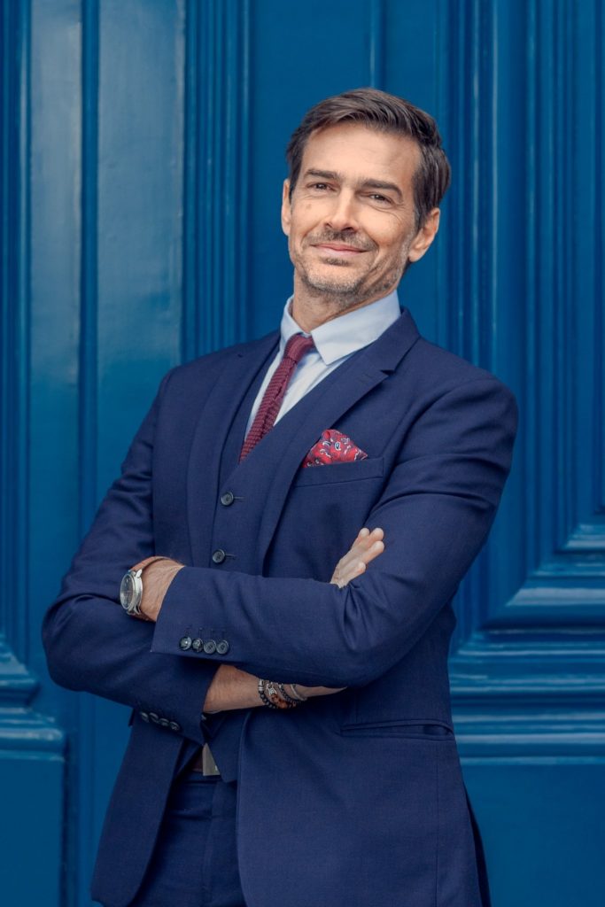 Guillaume Duprat est un formateur, consultant et conférencier expert dans le secteur du luxe. Fort de son expérience avec des marques prestigieuses telles qu'Audemars Piguet, David Yurman, Van Cleef & Arpels et Porsche, il partage son savoir-faire à travers des formations en vente de luxe. Ses formations incluent des modules sur les codes du luxe, la conclusion de vente luxe, le clienteling luxe, et la connexion client luxe, visant à élever les standards du secteur et à offrir une expérience client exceptionnelle. Il est le fondateur de Duprat Luxury learning