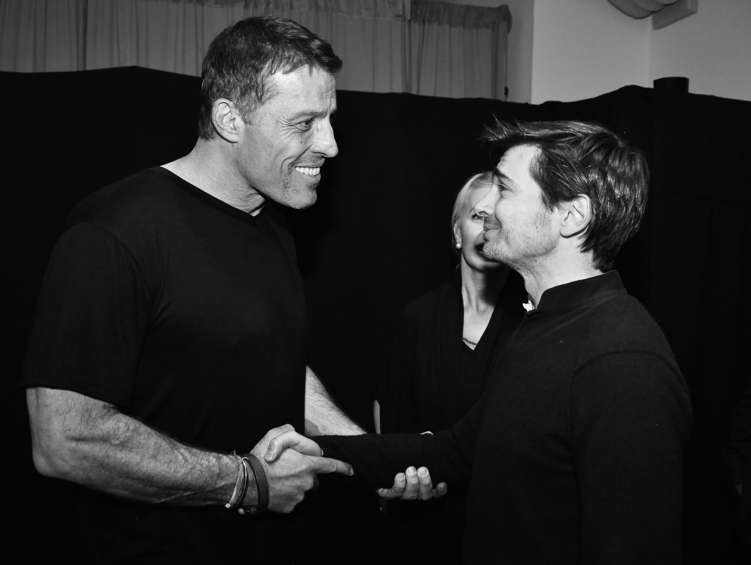 Guillaume Duprat avec Tony Robbins lors d'une séance de mentorat sur la vente, le mindset et l'excellence personnelle