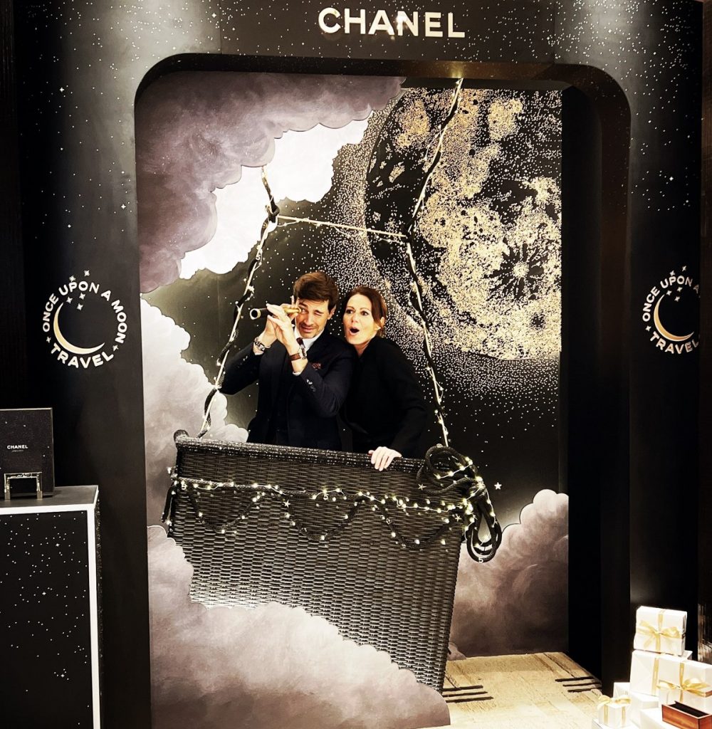Guillaume Duprat et Sandra Lillaz dans une montgolfière Chanel, spécialistes du storytelling, formation et vente de luxe.