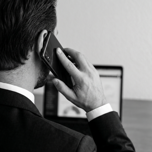 photo qui représente un homme au téléphone pour la formation le closing